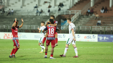 📸 The Men of Steel captured in action from our win against the Mariners last night! 🔥   #JFCATKMB #HeroSuperCup #JamKeKhelo